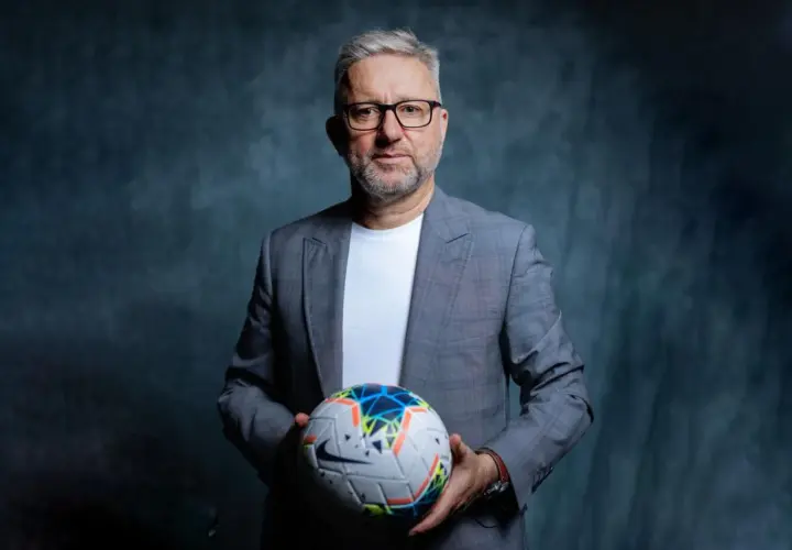 Jerzy Brzęczek, były selekcjoner kadry narodowej piłkarzy, trzyma piłkę nożną.