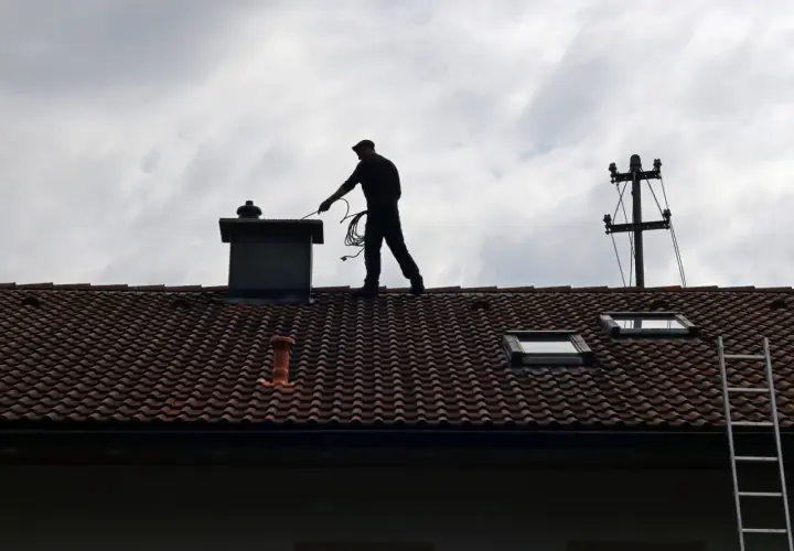 Skuteczne metody na wypalenie sadzy w kominie i bezpieczeństwo