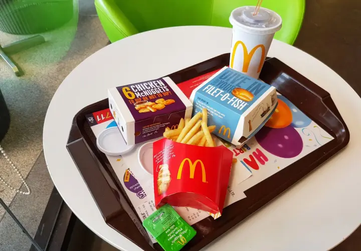 McD's zestaw: frytki, McNuggets, Filet-O-Fish i cola. Ile kalorii ma średnia cola z McDonald's? To pytanie nurtuje wielu.