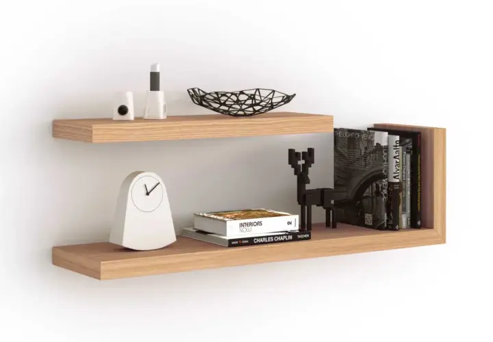 Mensola galleggiante in legno, ideale per chi cerca come fissare una mensola senza staffe. Decorata con orologio, libri e statuetta.