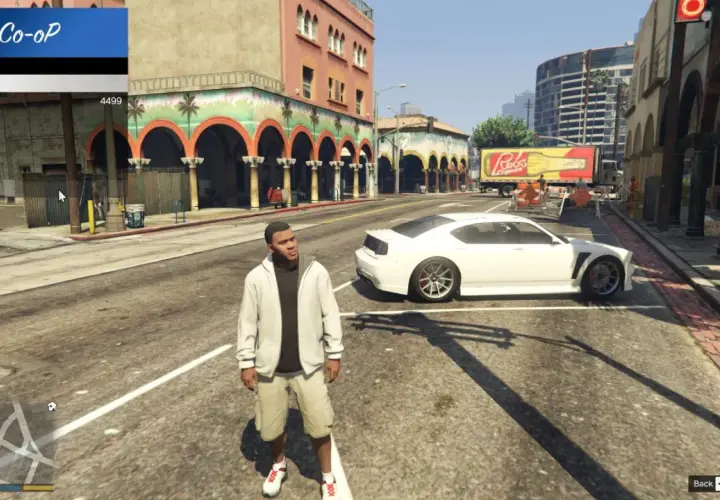 Ein Charakter steht vor einem weißen Auto in einer Stadt. Das Menü "Co-op" ist sichtbar, bereit für ein GTA 5 Coop-Erlebnis.