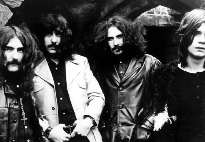 Czterech członków Black Sabbath, zespół, który stworzył największe przeboje heavy metalu, pozuje do zdjęcia.