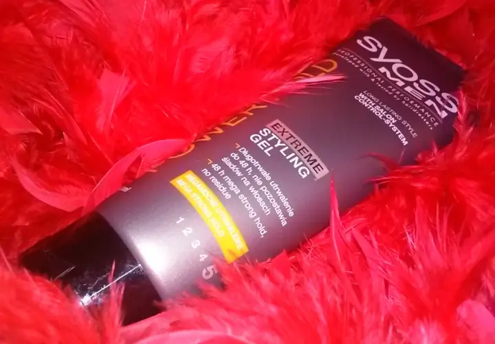 Syoss Men Extreme Styling Gel, dla mega mocnego utrwalenia włosów na żel, otoczony czerwonymi piórami.