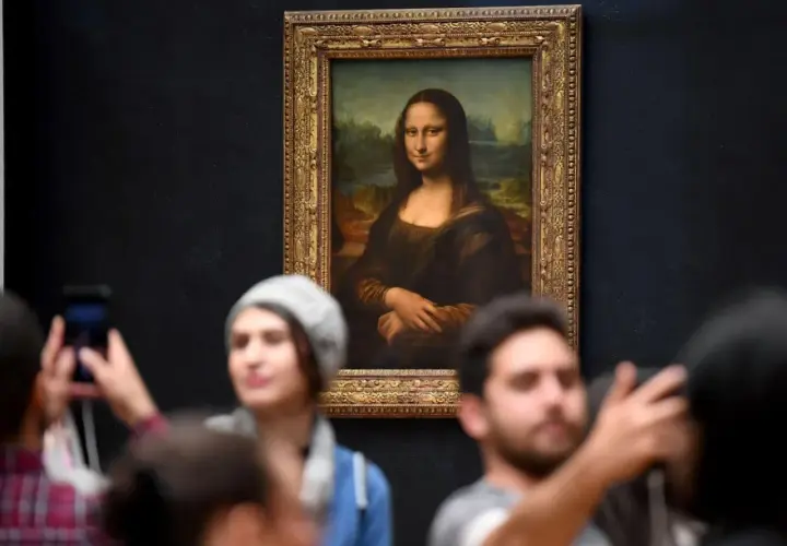 Die Mona Lisa, ein Meisterwerk von Leonardo da Vinci, hängt im Louvre. Die Frage "wem gehört die Mona Lisa" ist komplex, aber sie ist Eigentum des französischen Staates.