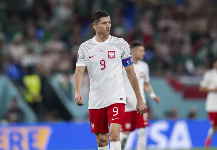Robert Lewandowski w koszulce z numerem 9. Zastanawiasz się, ile zarabia Lewandowski na minutę?