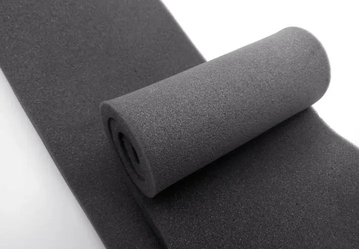 Rollo de espuma de poliuretano gris, material ligero y flexible. El poliuretano es impermeable, ideal para aislamiento.