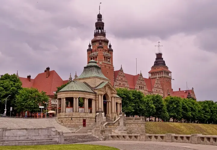 Imponujący budynek z wieżami i zielonym pawilonem, wspaniały widok na szczecin stare miasto.