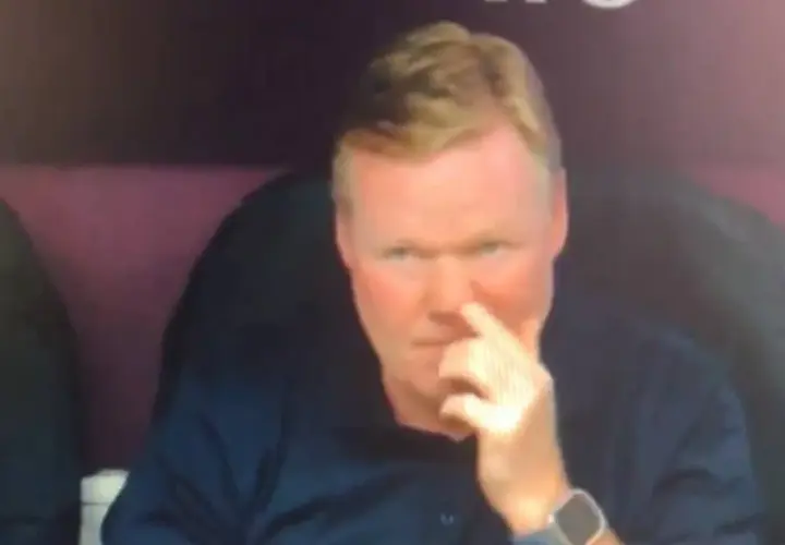 Ronald Koeman, trener reprezentacji Holandii, zamyślony podczas meczu.