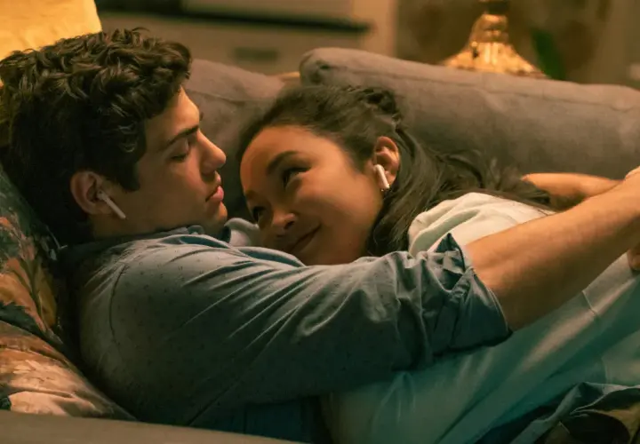 Lara Jean i Peter przytulają się na kanapie, słuchając muzyki. To scena z filmu "Do wszystkich chłopców których kochałam 3".