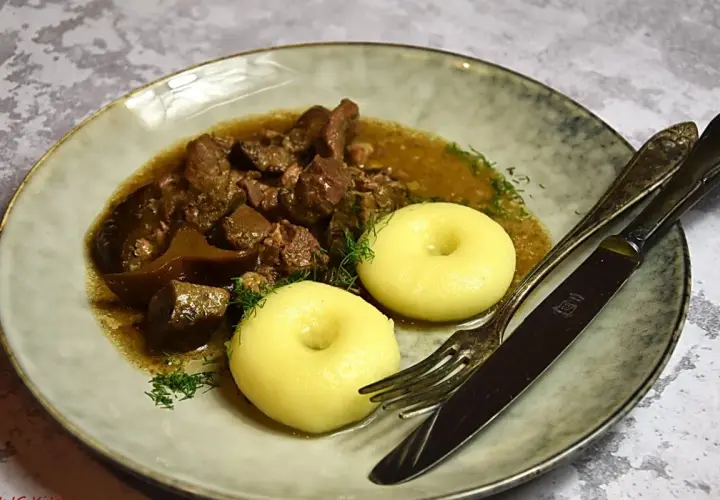 Gulasz z dzika z kluskami śląskimi i koperkiem. Aromatyczne danie, które rozpływa się w ustach.
