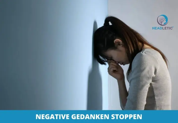 Verzweifelte Frau lehnt an Wand. Beispiele, wie man negative Gedanken in positive umwandeln kann, helfen ihr, wieder Hoffnung zu schöpfen.
