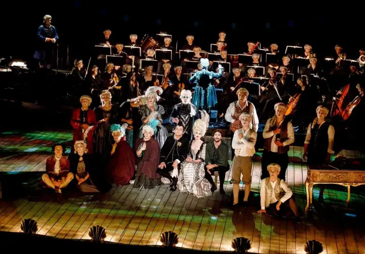 Aktorzy w strojach z epoki i orkiestra na scenie Teatru Dramatycznego w Płocku.