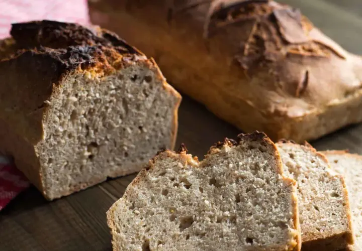 Pane integrale appena sfornato, con crosta dorata e mollica soffice, pronto per essere gustato.