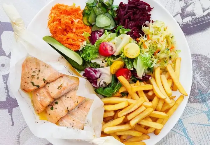 Gdzie zjeść w Krynicy Morskiej? Odkryj najlepsze restauracje i smaki