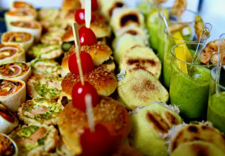 Mini burgery z pomidorkami, tartaletki z łososiem i roladki z warzywami – to idealne przekąski, co warto zjeść w Paryżu.