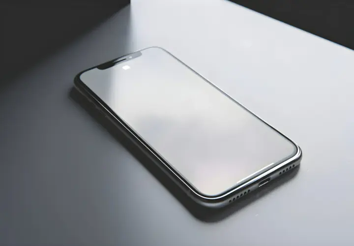 Elegancki iPhone na szarym tle. Numer modelu iPhone co oznacza? To klucz do jego możliwości.