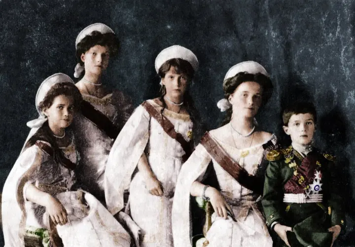 Die Kinder von Nikolaus II. posieren in festlicher Kleidung. Vier Mädchen in weißen Kleidern und ein Junge in Uniform.