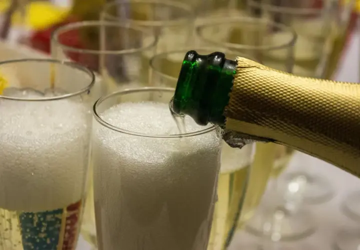 Schaumiger Prosecco DOC wird in Gläser gegossen, bereit für einen festlichen Anlass.