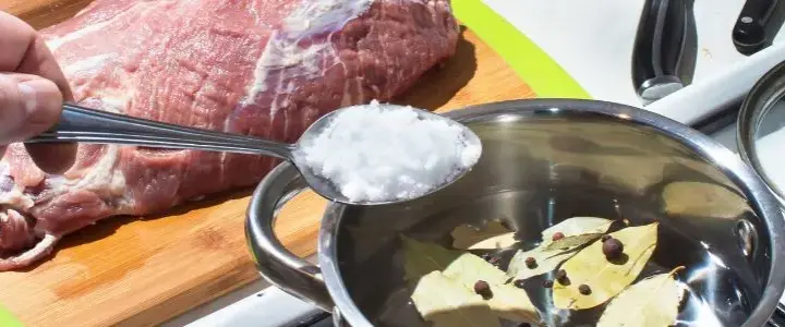 Czy wołowinę się soli? Oto jak solenie wpływa na smak mięsa