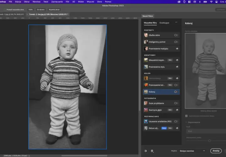 Jak zmienić kolor czarny na biały w Photoshopie? Dziecko w sweterku i czapce, obok panel Neural Filters z opcją "Koloruj".