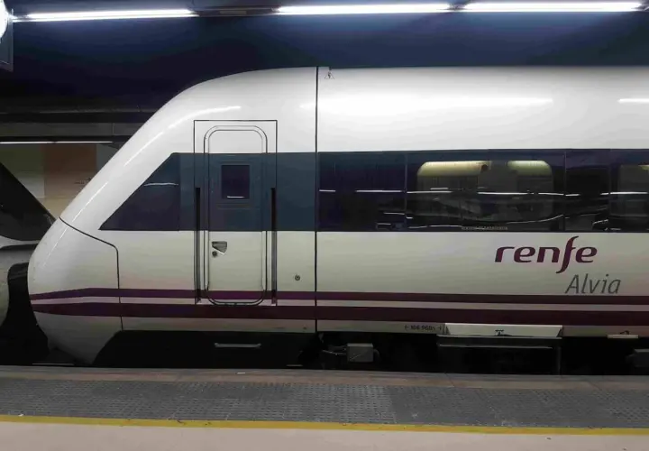 Tren Alvia Renfe en estación, listo para el trayecto de media distancia Sevilla Cádiz.