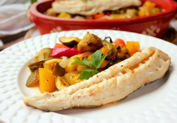 Merluza al horno con verduras asadas, un plato saludable y delicioso.