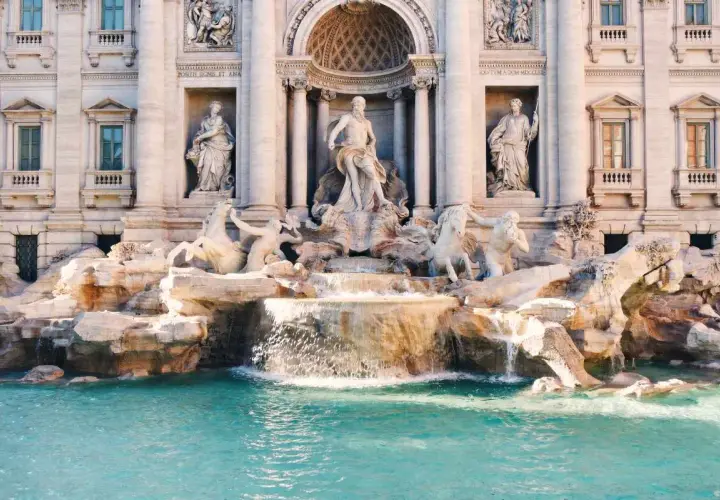 Fontana di Trevi, uno dei più celebri posti a Roma, con le sue sculture barocche e l'acqua cristallina.