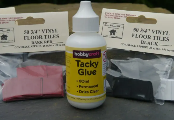 Colla Tacky Glue Hobbycraft, ideale per modellismo. Cos'è? Una colla PVA permanente che asciuga trasparente, perfetta per pavimenti in vinile 3/4".