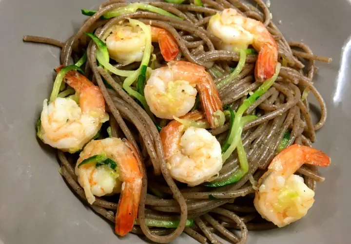 Pasta di grano saraceno con gamberi e zucchine, un piatto leggero e gustoso. La ricetta pasta grano saraceno con verdure è perfetta per un pranzo sano.