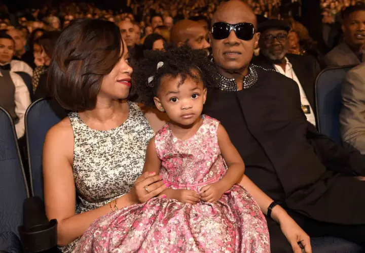 Stevie Wonder z żoną i córką w pierwszych rzędach.