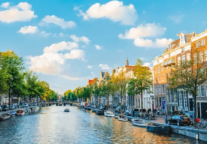 Gdzie leży Amsterdam? Odkryj jego unikalną lokalizację w Holandii