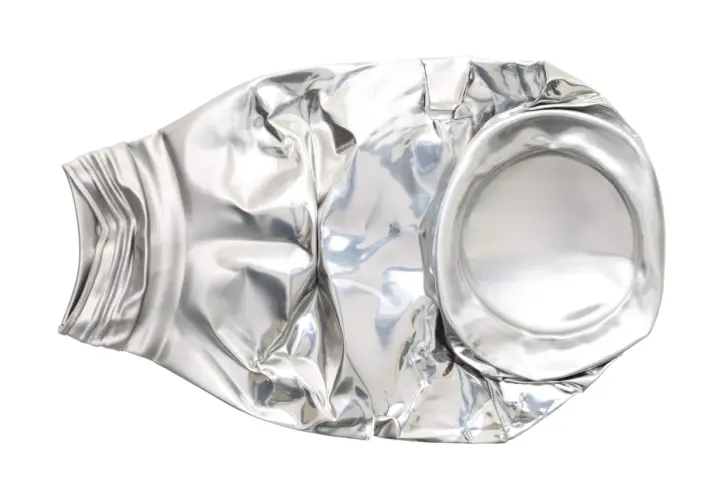 Zgnieciona puszka aluminiowa, symbolizująca cenę aluminium na złomie.