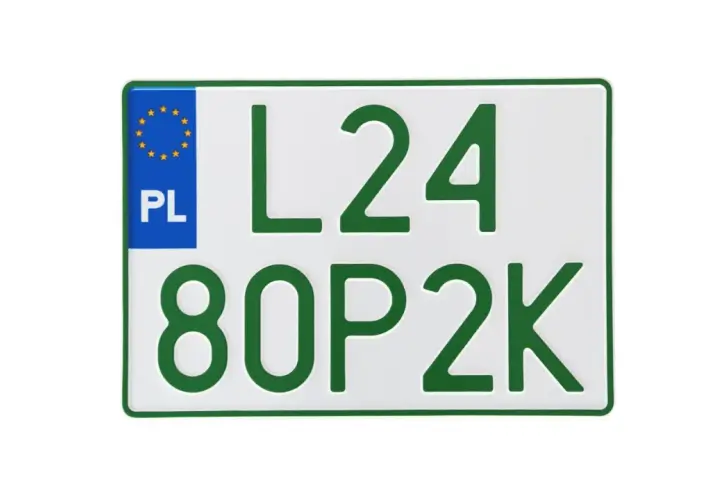 Polskie zielone tablice rejestracyjne z oznaczeniem PL i numerem L24 80P2K.