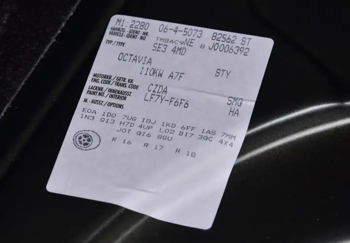 Naklejka z danymi pojazdu Skoda Octavia, zawiera m.in. kod silnika po VIN: CZDA.