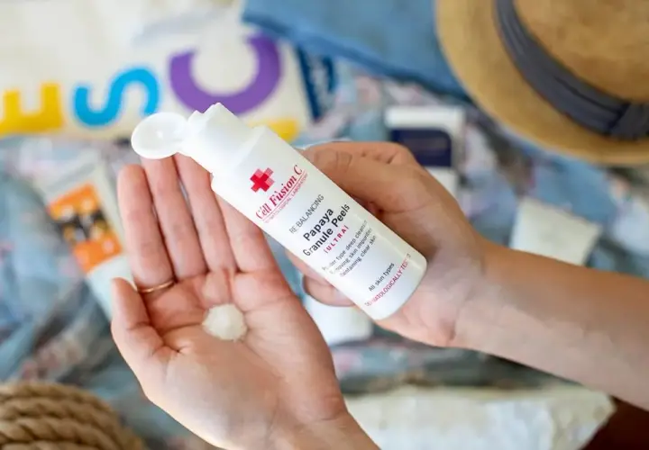 Jaki peeling do cery dojrzałej - wybierz skuteczne i bezpieczne opcje