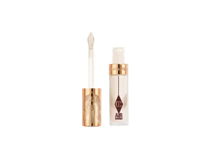 En flaska och en applikator för att applicera concealer. Charlotte Tilbury Airbrush.