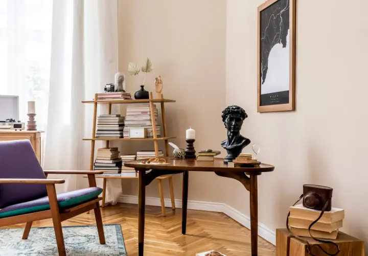 Styl vintage co to jest? To przytulny kącik z fotelem, biurkiem, książkami i gramofonem.