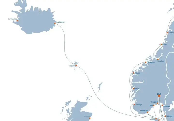 Mapa przedstawia trasę rejsu po Skandynawii, obejmującą Islandię, Wyspy Owcze, Norwegię i Danię.