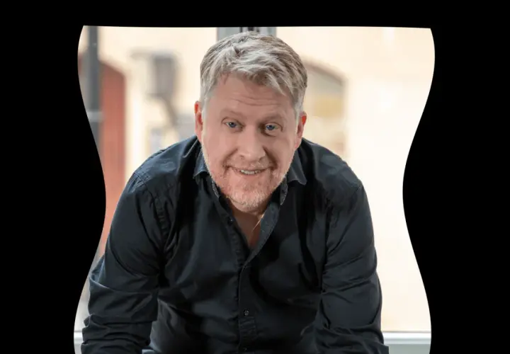 Jesper Ersgård ler mot kameran i en svart skjorta.