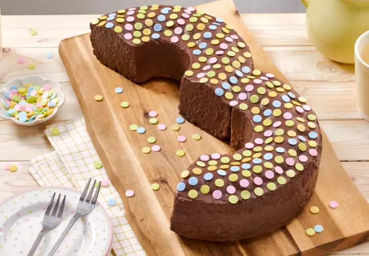 Schokoladenkuchen mit bunten Streuseln, perfekt zum Kuchen backen mit Zutaten, die man immer im Haus hat.