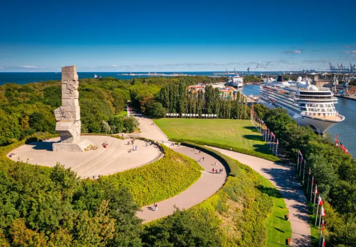 Pomnik Obrońców Wybrzeża, ogromny statek wycieczkowy i port – to co ciekawego w Gdańsku.