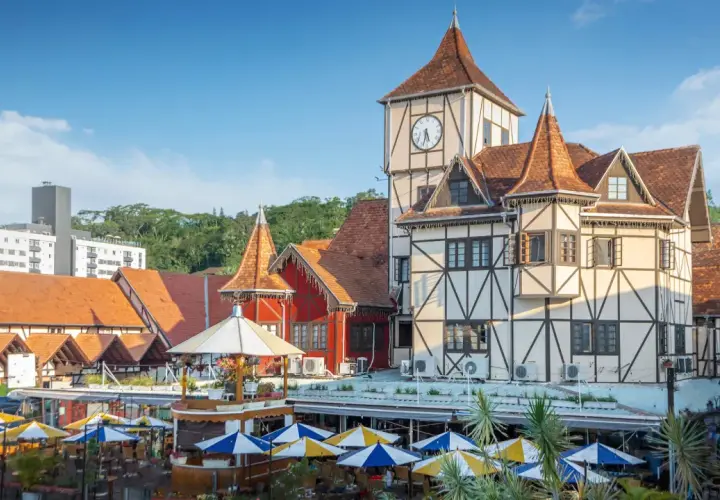 Fachwerkhäuser mit Türmchen und einem Uhrenturm im Stil deutscher Architektur in Blumenau, Brasilien.