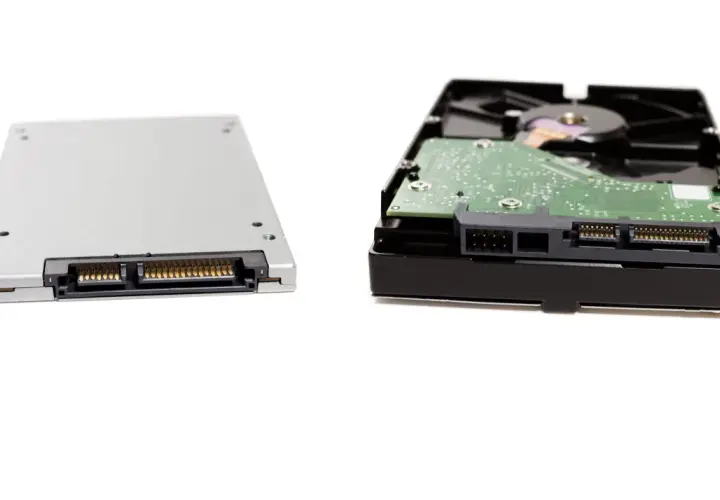 Eine SSD und eine Festplatte nebeneinander. Diese Geräte sind die speichermedien der zukunft, die Daten speichern und abrufen.