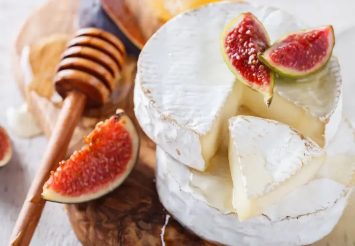 Formaggio brie con fichi e miele. Un piacere per il palato, ma attenzione alle calorie del brie!