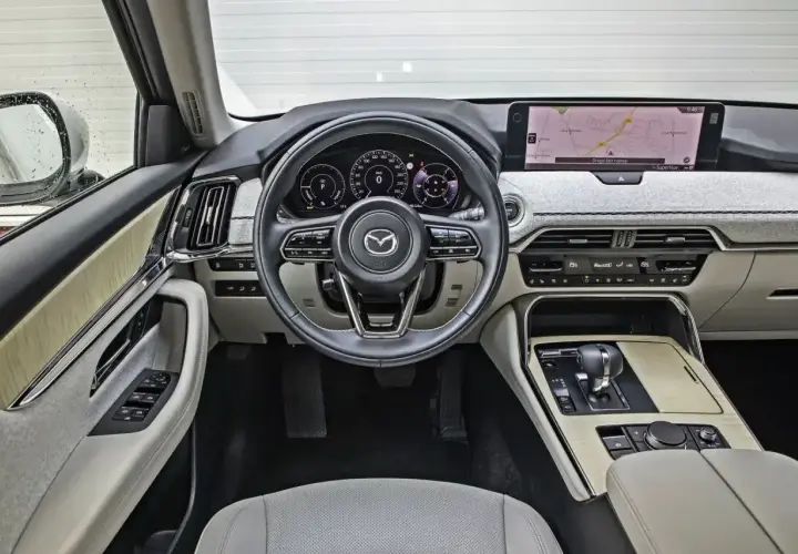 Wnętrze Mazdy CX-60 z nowoczesnym ekranem nawigacji i eleganckimi detalami. Sprawdź mazda cx 60 cena i wyposażenie.