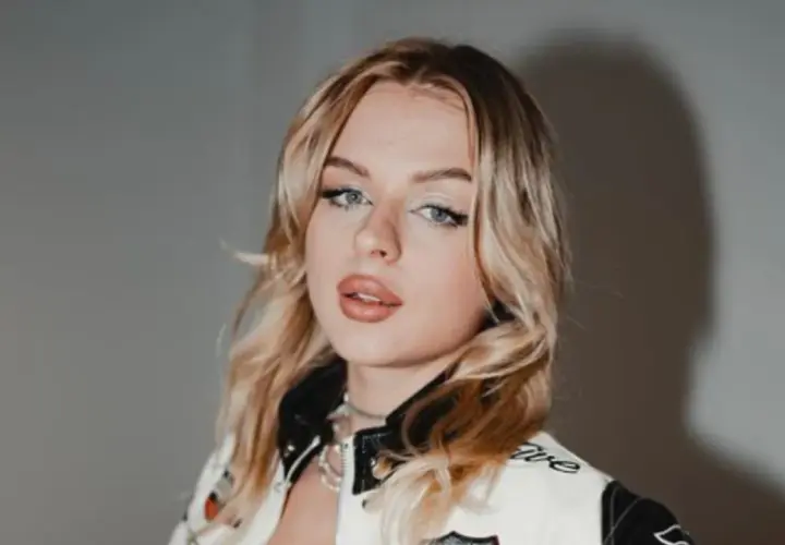 Młoda kobieta z blond włosami i makijażem, w kurtce. Zastanawiasz się, ile lat ma Paulina Hornik?