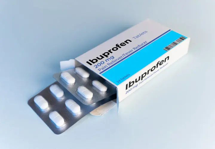 Ibuprofen 200 mg Tablettenpackung. Bei Schmerzen und Fieber entzündungshemmend. Die richtige Dosis ist wichtig.