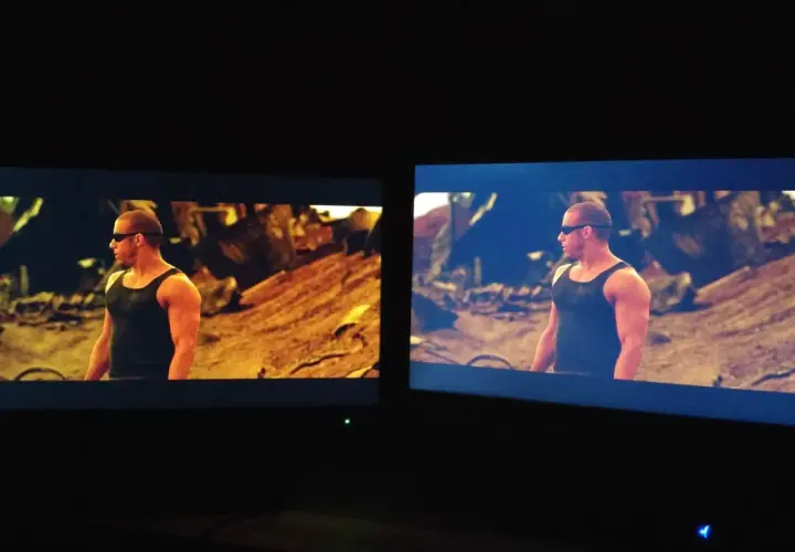 Dwa ekrany telewizorów pokazujące tę samą scenę z filmu z różnymi kolorami.