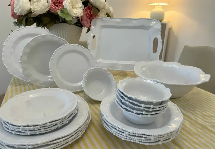 Vaisselle blanche en mélamine, joliment décorée de perles. Attention, la mélamine peut présenter un danger si chauffée.