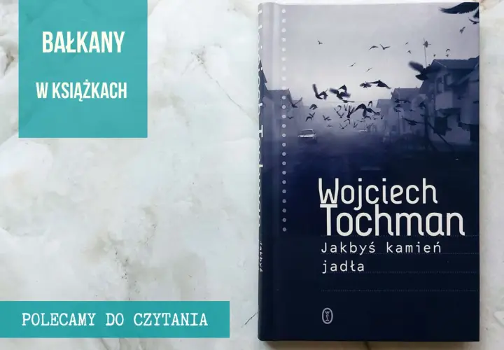 Okładka książki Wojciecha Tochmana "Jakbyś kamień jadła" z ptakami nad miastem. Polecamy do czytania.